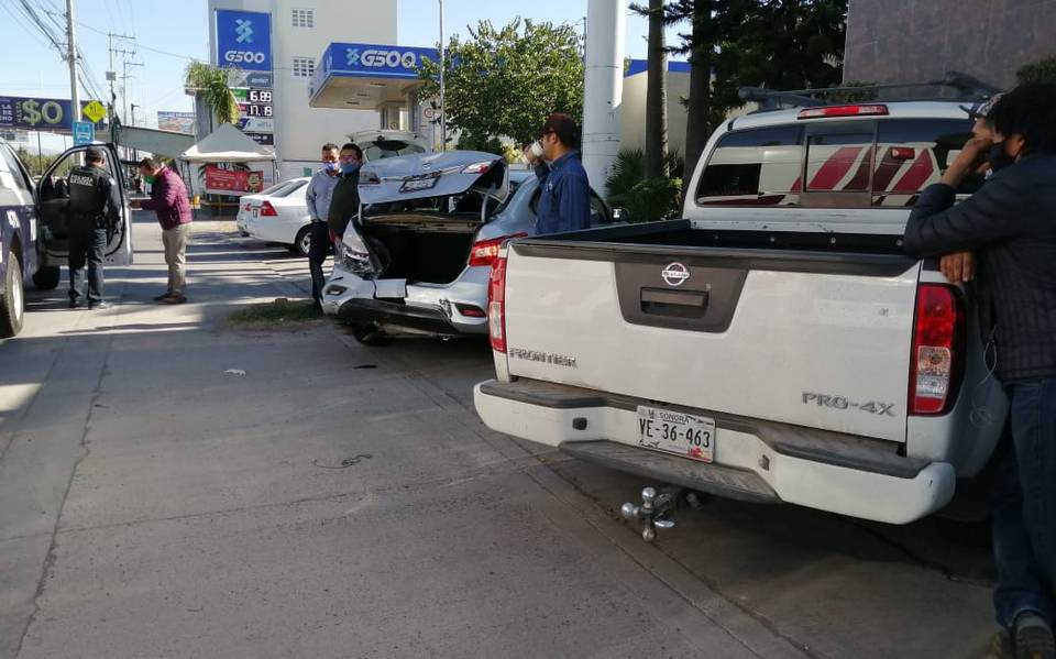  Camioneta impacta auto en Constituyentes - Diario de Querétaro | Noticias  Locales, Policiacas, de México, Querétaro y el Mundo