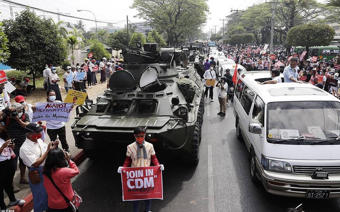 Resultado de imagen para Tanques en las calles e internet bloqueado en Birmania